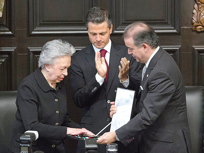Senado entrega la medalla Belisario Domínguez a Gómez Morín