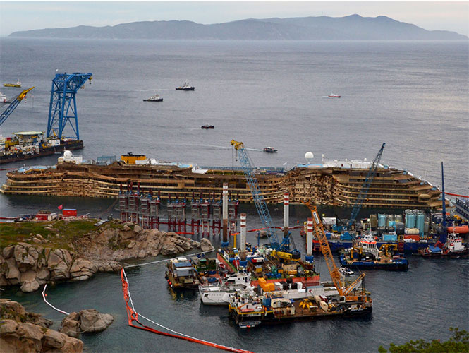 Testigo asegura que capitán del Costa Concordia abandonó la nave