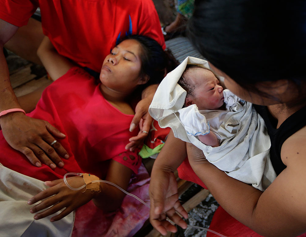 Nacimiento de una niña en medio del caos anima a Filipinas