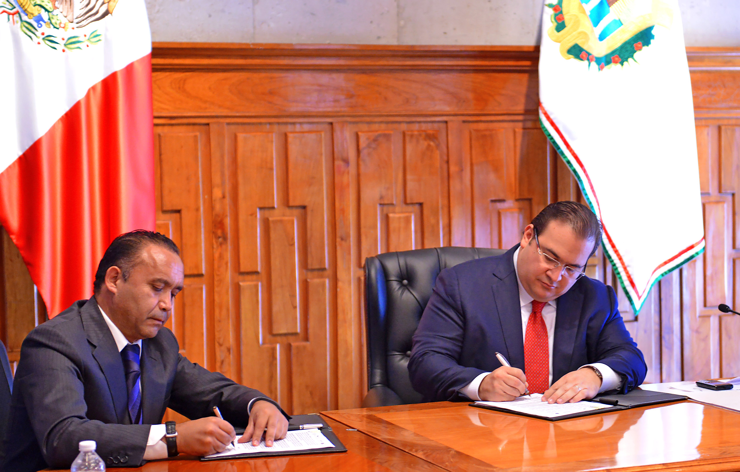 Firman Gobierno de Veracruz y Corett convenio para facilitar escrituración