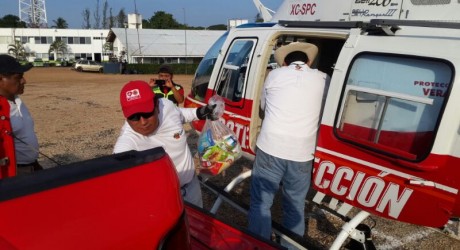 Entrega Protección Civil apoyos vía aérea y acuática a comunidades del sur del estado
