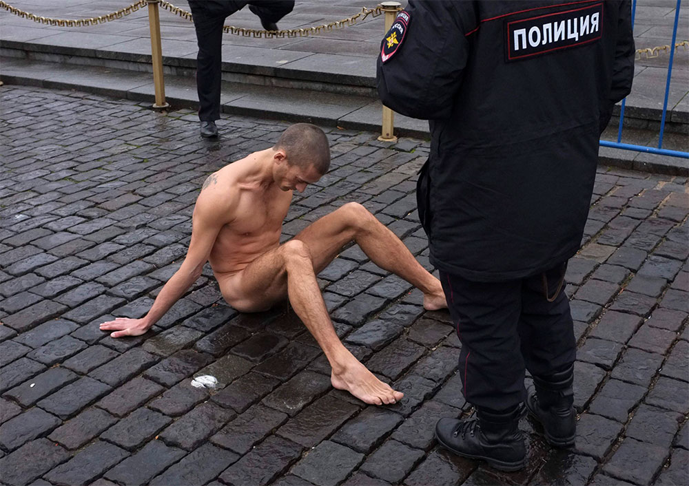 Liberan sin cargos a hombre que clavó sus testículos en Moscú