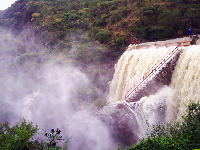 Rescatan vía aérea a matrimonio que cayó en presa en Aguascalientes