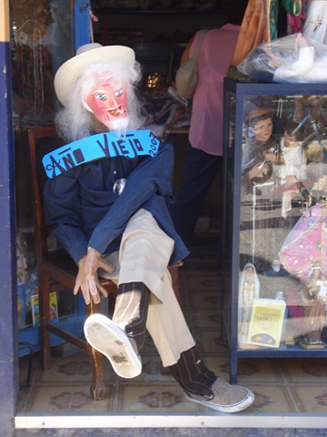 Familias veracruzanas, listas para quemar al “año viejo”