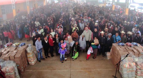 Mil 500 familias veracruzanas reciben apoyos invernales en Altotonga