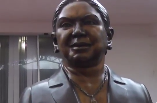 Develan busto en honor a Gloria Corrales de Osorio mujer altruista que fue cuatro veces presidenta del DIF de Coatzacoalcos