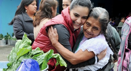 Lleva DIF Estatal cenas navideñas a familias de la Sierra de Zongolica