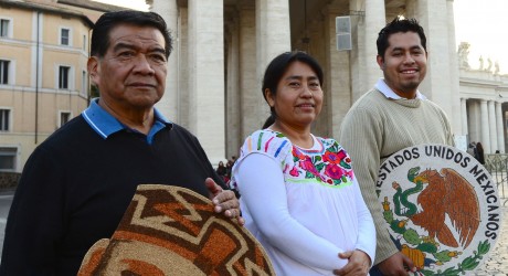 Artesanos xiqueños extienden su alfombra multicolor hasta El Vaticano