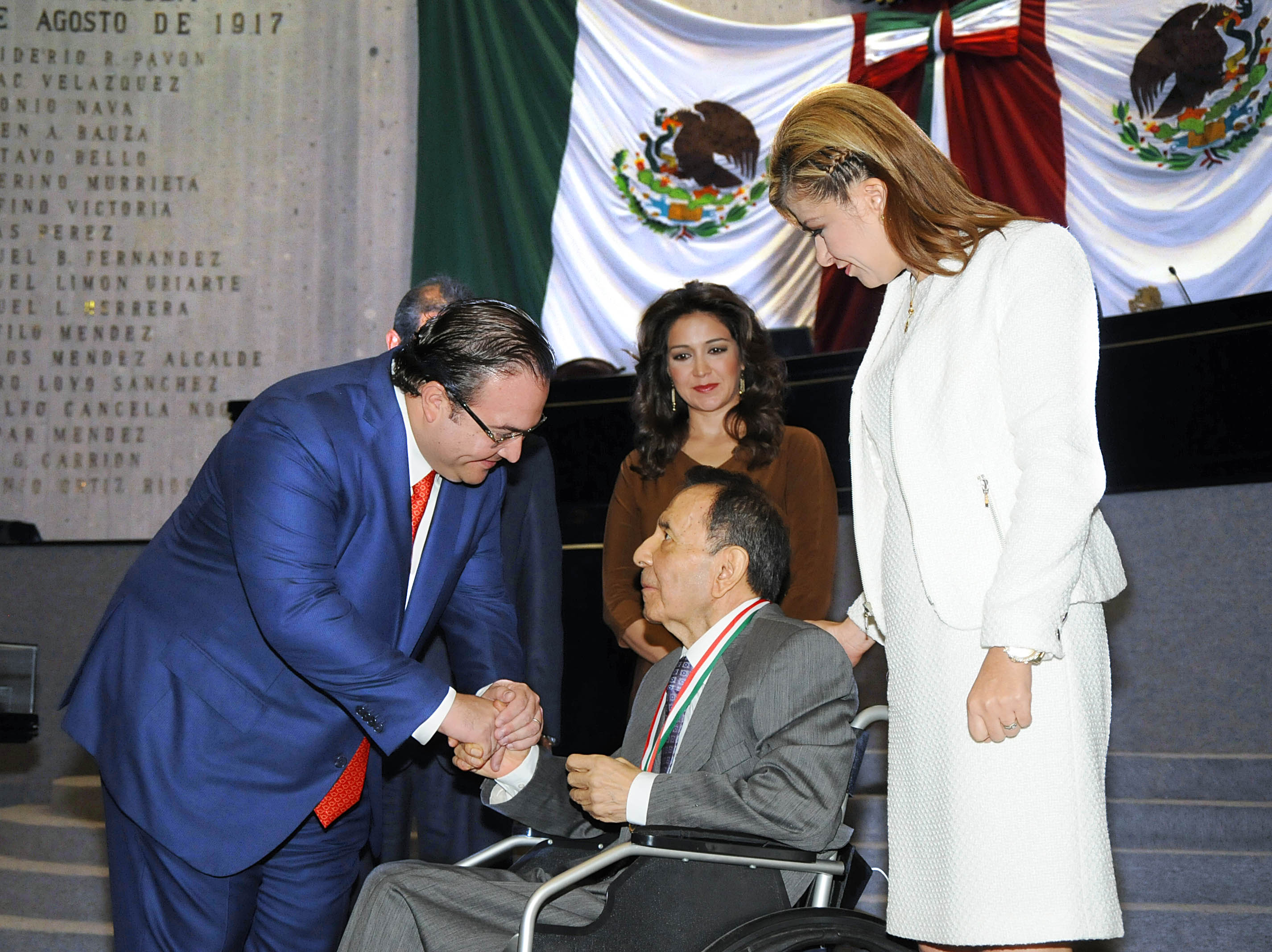 Entregan Medalla Adolfo Ruiz Cortines al periodista Froylán Flores Cancela