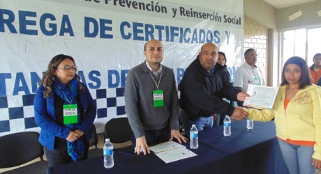 Entregan diplomas de capacitación y certificados de estudios en ceresos veracruzanos