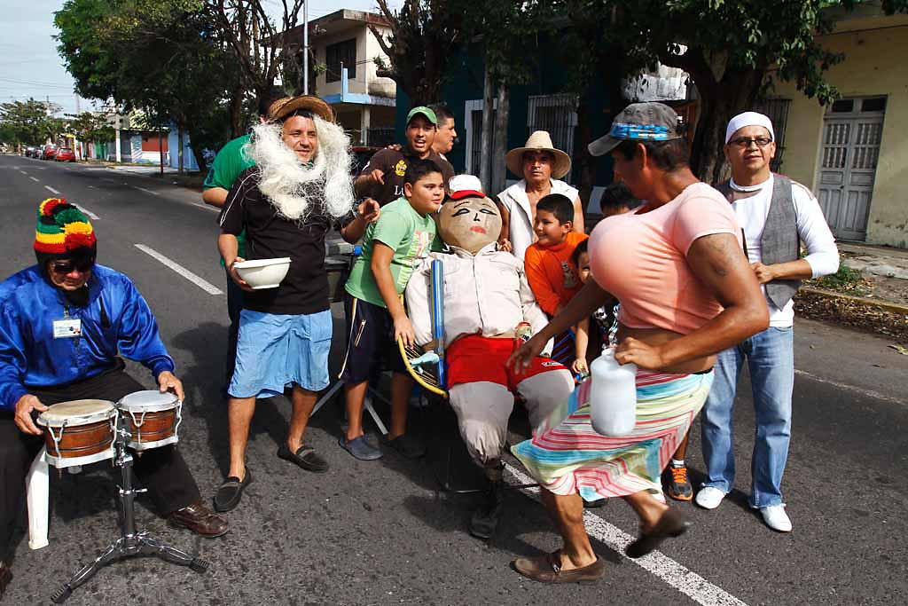 Porteños le ponen samba al tradicional baile del “viejo”