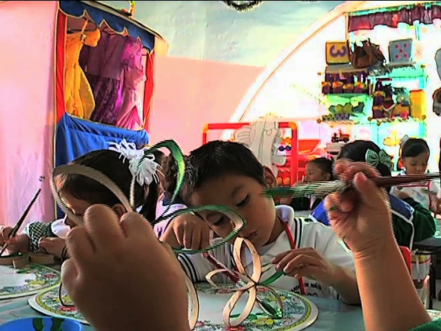 Preescolares elaboran adornos navideños ecológicos