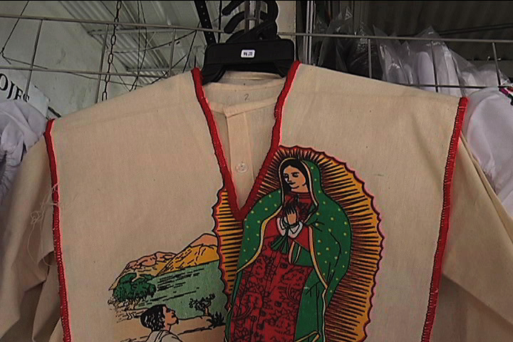 En los mercados la venta de trajes de inditos previo al 12 de diciembre