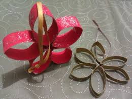 Alumnos de jardín de niños elaboran arreglos navideños con material reciclado