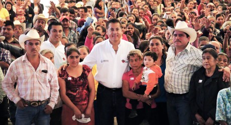 Más de mil familias reciben apoyos invernales en Tenochtitlán