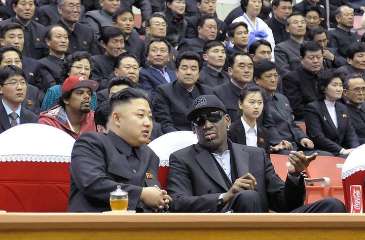 Rodman canta el «cumpleaños feliz» durante un partido de baloncesto