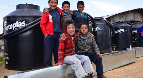 Instala DIF Estatal captadores para abastecer agua a viviendas en Tehuipango