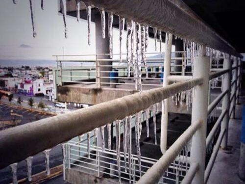 Hielo ‘congela’ Monterrey; el Metro suspende servicio