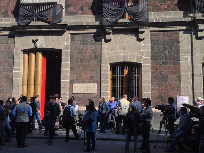 Amigos y familiares velan a José Emilio Pacheco en el Colegio Nacional