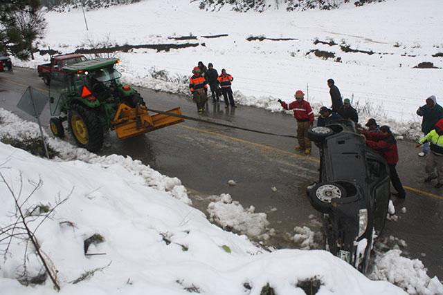 Turistas provocan caos vehicular por disfrutar de la nieve