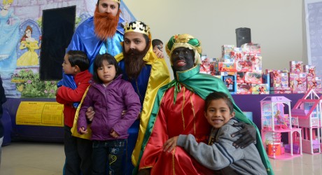 Celebran DIF y Reyes Magos a los niños de Conecalli