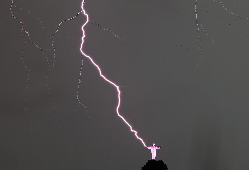 Cae rayo sobre Cristo Redentor en Brasil