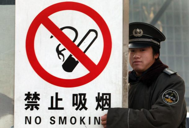 Establece China prohibición de fumar en las escuelas