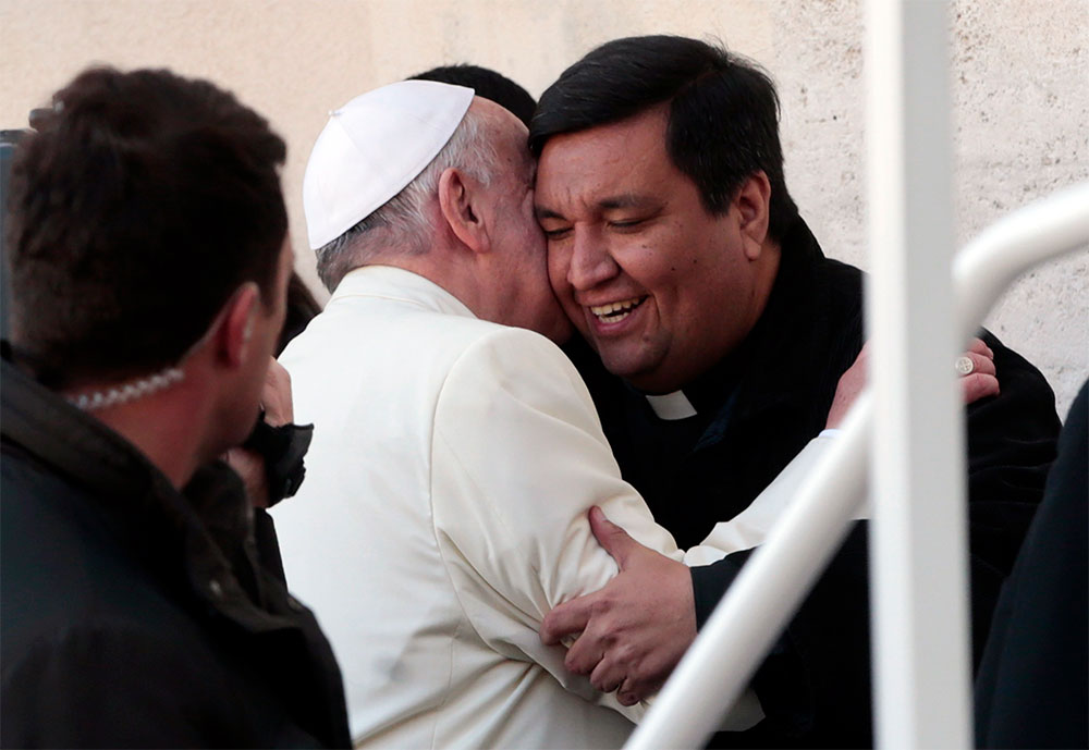 El Papa rompe protocolo y agasaja a amigo con paseo en el ‘papamóvil’