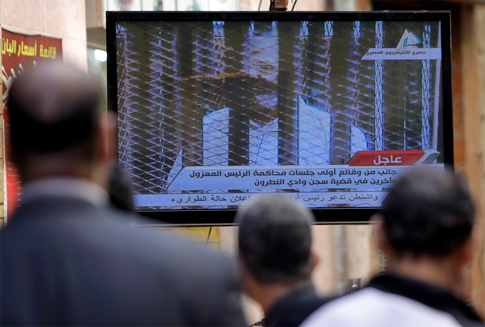 Ex presidente egipcio Mursi vuelve a desafiar a autoridades; aplazan juicio