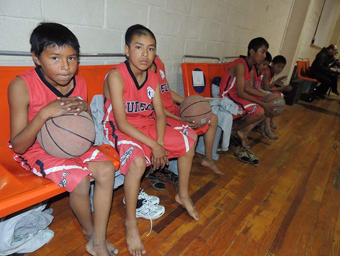 Niños rarámuris le hacen el quite a los triquis