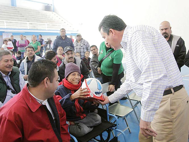 Regalan balón a niño sin piernas y desata polémica