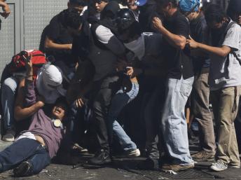 Mueren tres personas en la mayor protesta opositora contra Maduro