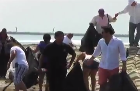 Realiza acciones de limpieza en las playas de Coatzacoalcos.