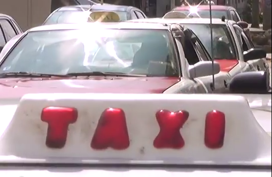 Se reúnen taxistas de Coatzacoalcos para analizar el incremento a la tarifa.