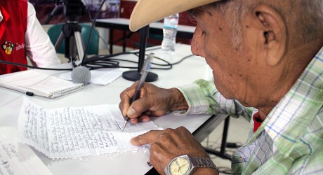 Don Isaac, un joven de 87 años con deseos de aprender