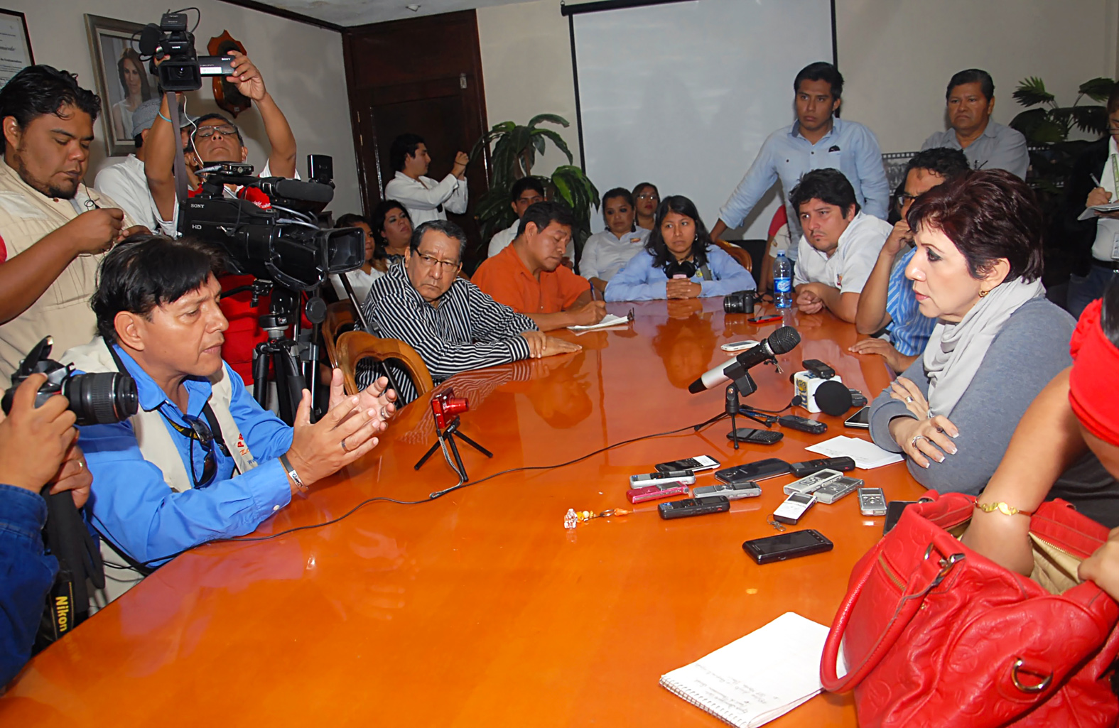 Se reúne Gina Domínguez con periodistas del sur del estado