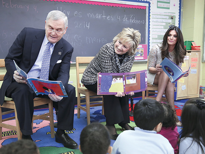 Hillary Clinton pide leer a los niños hispanos