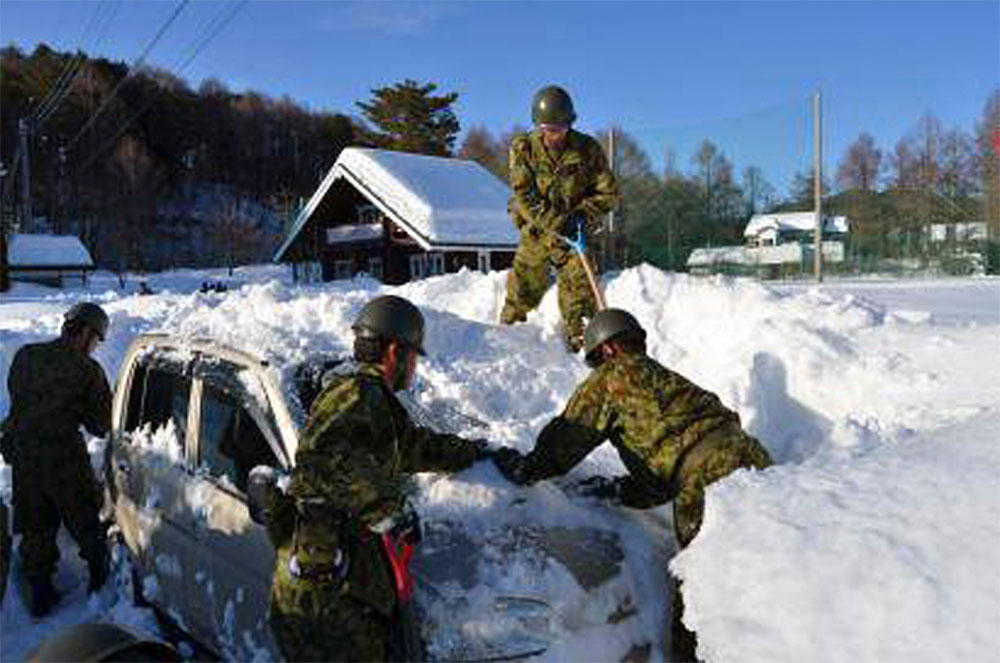 Suman 19 muertos en Japón por nevadas; miles están atrapados