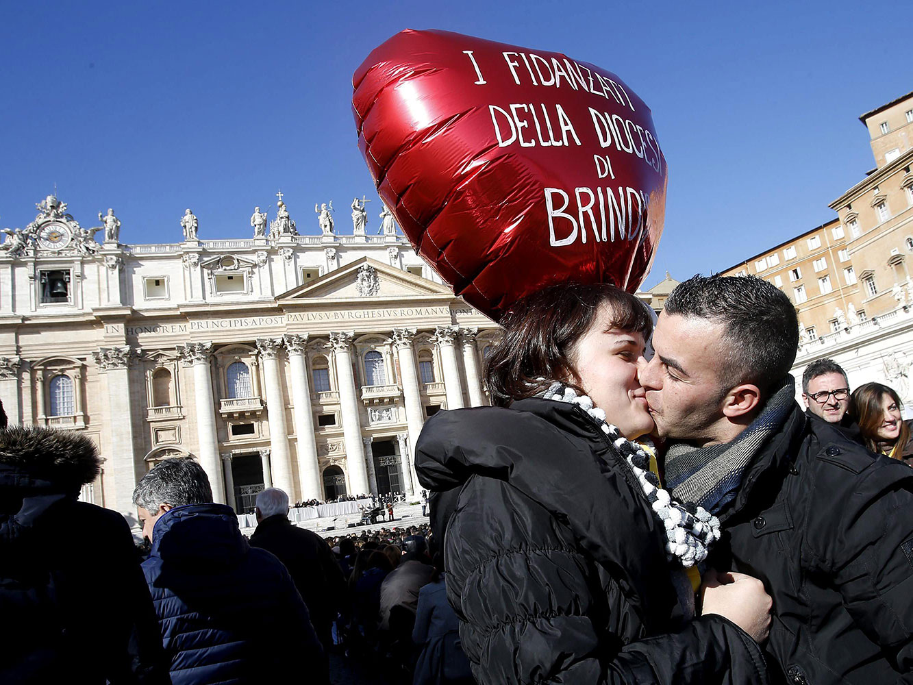 Entre anécdotas y bromas pasan 30 mil novios San Valentín con el Papa