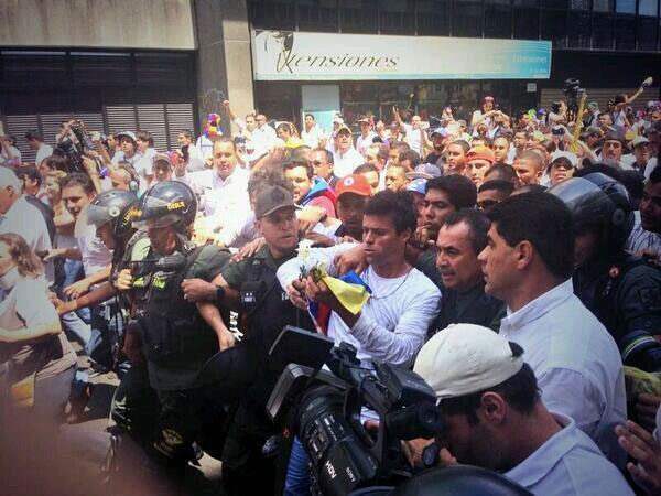 Líder opositor venezolano prófugo se entrega a la policía