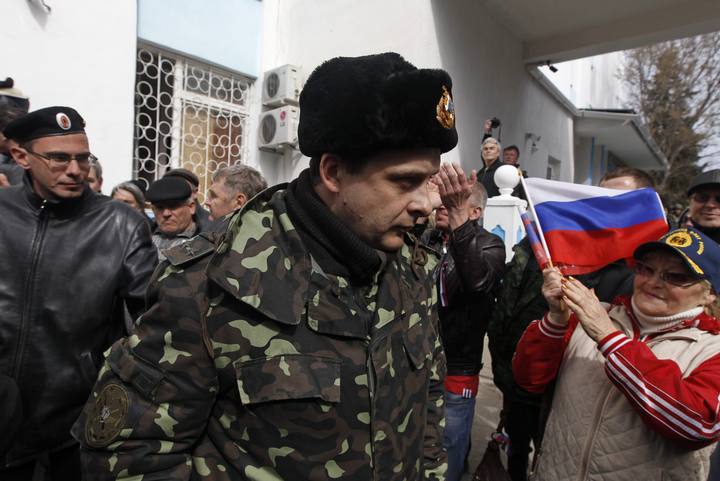 Manifestantes prorrusos asaltan las bases de la Armada ucraniana en Crimea