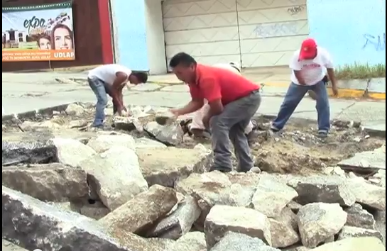 Extienden el programa emergente de bacheo en Coatzacoalcos.