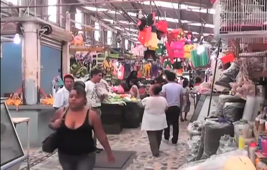 Locatarios del Mercado Morelos en Coatzacoalcos preocupados por el ambulantaje.