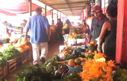 Operativo para retirar a vendedores ambulantes instalados en el Mercado Morelos en Coatzacoalcos.