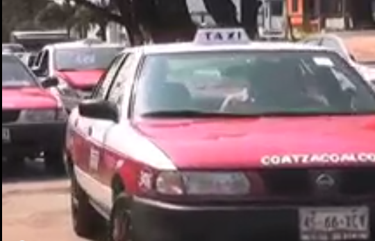 Taxistas esperan el anuncio oficial del incremento de la tarifa del servicio en Coatzacoalcos.