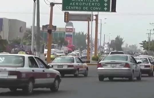 Se reúne Tránsito del Estado con taxistas de Coatzacoalcos para establecer el programa taxi seguro.
