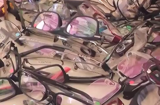 Personas con defectos visuales en Coatzacoalcos reciben lentes de forma gratuita.