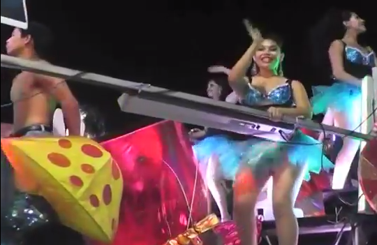 Visitantes y locales disfrutan de los paseos del carnaval en Coatzacoalcos.