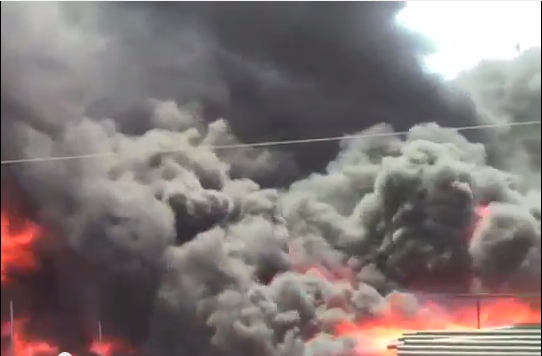 Un incendio puso en peligro a vecinos de 4 colonias de Coatzacoalcos durante el fin de semana.