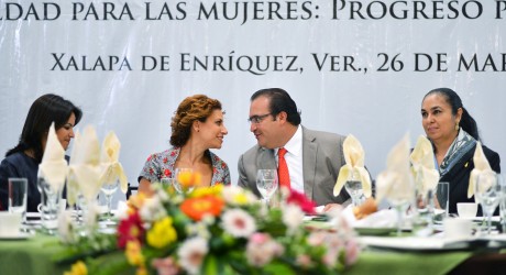 Las mujeres son las que mueven a Veracruz: Javier Duarte
